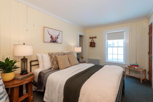 Ένα ή περισσότερα κρεβάτια σε δωμάτιο στο Tucker Hill Lodge