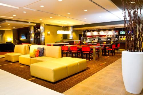 Χώρος καθιστικού στο Courtyard by Marriott Philadelphia Springfield