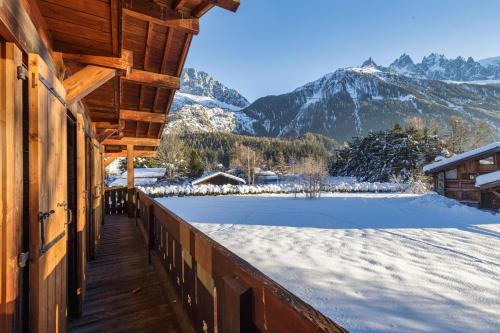 - une vue sur l'hiver depuis le balcon d'une maison dotée d'une cour enneigée dans l'établissement Chalet du Golf 618 - Happy Rentals, à Chamonix-Mont-Blanc