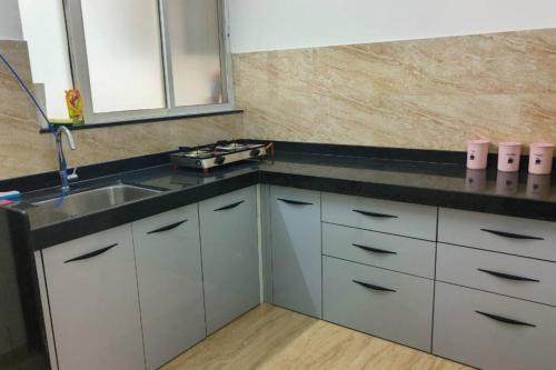 Η κουζίνα ή μικρή κουζίνα στο Eagles Nest Beautiful 2 BHK AC flat Baner Pune