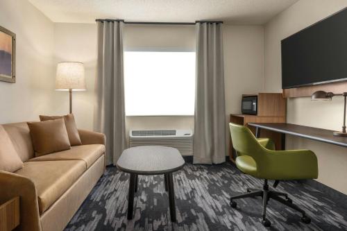 Fairfield Inn & Suites Findlayにあるテレビまたはエンターテインメントセンター