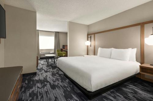 Una cama o camas en una habitación de Fairfield Inn & Suites Findlay