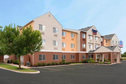 フィンドレーにあるFairfield Inn & Suites Findlayの駐車場付きホテル