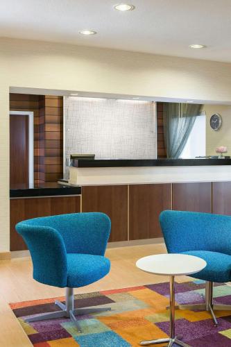 Fairfield Inn & Suites Findlayにあるシーティングエリア
