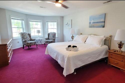 Ένα ή περισσότερα κρεβάτια σε δωμάτιο στο Tranquil Gardens Cape May Private Beach Steps Away