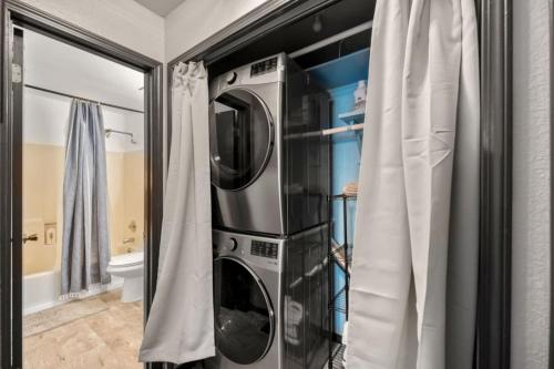 Et badeværelse på Serene Flagstaff home with tranquil Mountain Views