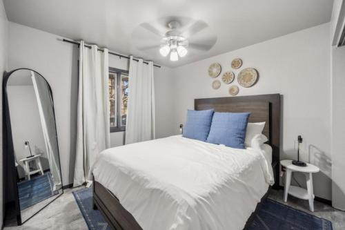 En eller flere senge i et værelse på Serene Flagstaff home with tranquil Mountain Views