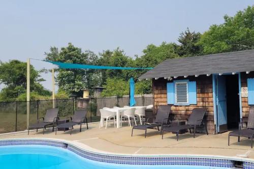 Bazén v ubytování Cape May Island Hideaway with pool Sleeps 15 nebo v jeho okolí