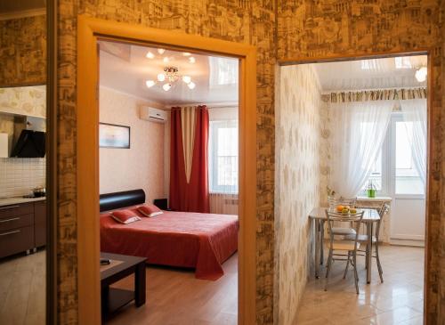 ペンザにあるApartment Ternopolskaya 18のベッドルーム1室(ベッド1台、テーブル付)