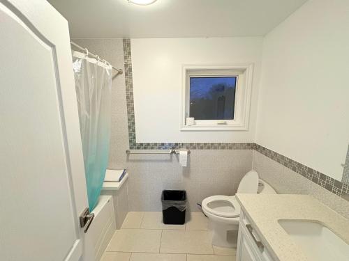 Koupelna v ubytování specious private room with a washroom