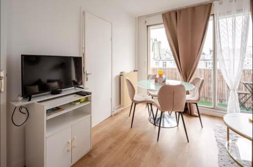 Duplex apartment in Paris metro Line 6