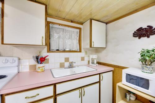 une cuisine avec un évier et un micro-ondes dans l'établissement Sanderling Sea Cottages, Unit 1 with Deck!, à Waldport