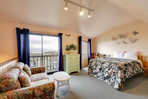 une chambre avec un lit, un canapé et une fenêtre dans l'établissement Sanderling Sea Cottages, Unit 1 with Deck!, à Waldport