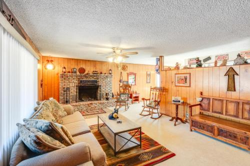 Ruang duduk di Deck and Forest Views Black Bear Cabin in Payson