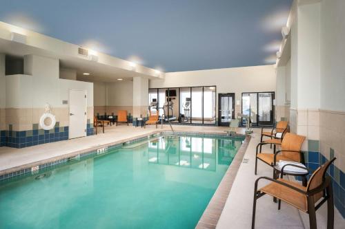 a large swimming pool with chairs at Courtyard by Marriott St. Petersburg Downtown in St. Petersburg