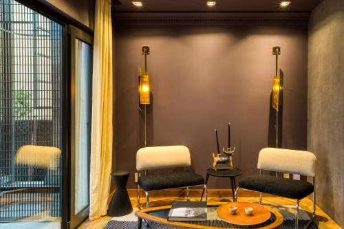 a room with chairs and a table and a window at El Alfonsa in Mexico City