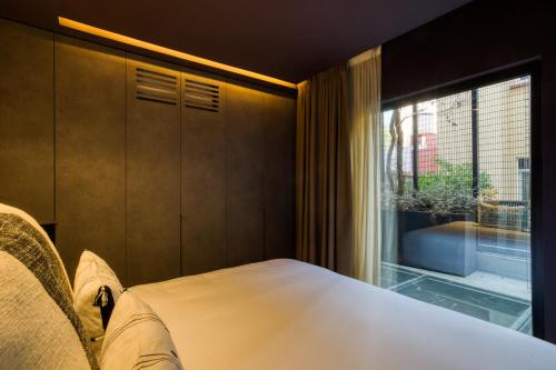 a bedroom with a bed and a large window at El Alfonsa in Mexico City