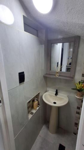 a bathroom with a sink and a mirror at Casa Martina Dosquebradas in Dosquebradas
