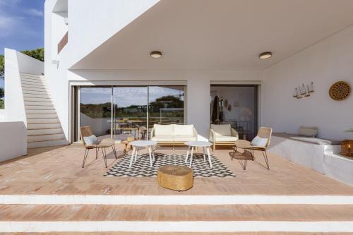 Posezení v ubytování SUNSET VILLA - Luxury villa with superb pool and great views