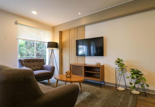 TV a/nebo společenská místnost v ubytování Amazing 1BR in the Heart of Barranco
