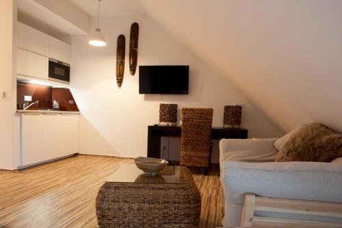 ein Wohnzimmer mit einem Sofa und einem Tisch in der Unterkunft Hotel Koruna in Chlumec nad Cidlinou