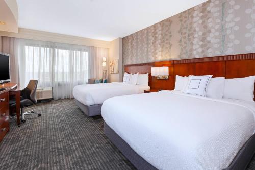 Ένα ή περισσότερα κρεβάτια σε δωμάτιο στο Courtyard by Marriott Oklahoma City Downtown