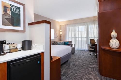 Ένα ή περισσότερα κρεβάτια σε δωμάτιο στο Courtyard by Marriott Oklahoma City Downtown