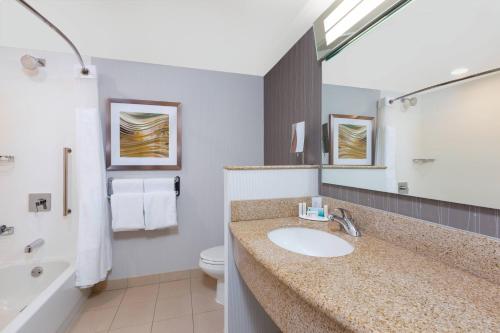 Ένα μπάνιο στο Courtyard by Marriott Oklahoma City Downtown