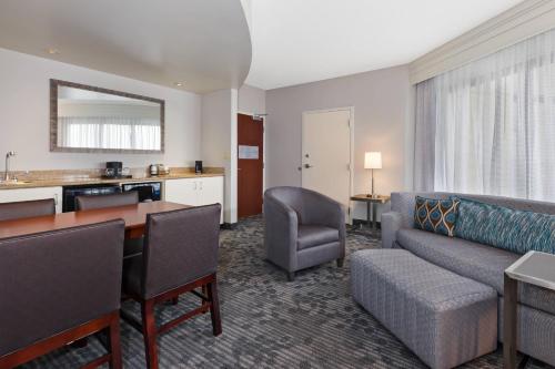Η κουζίνα ή μικρή κουζίνα στο Courtyard by Marriott Oklahoma City Downtown