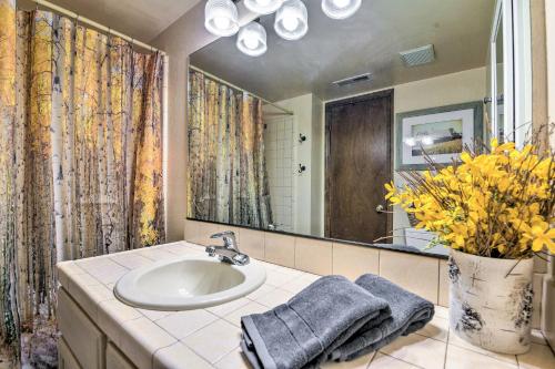 Ένα μπάνιο στο Wooded Retreat with Deck 4 Mi to Downtown Flagstaff
