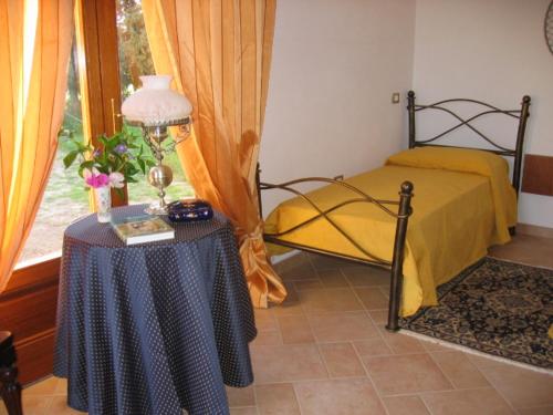 ラ・カレッタにあるS'Arenarjuのベッドルーム1室(ベッド1台、ランプ付きテーブル付)