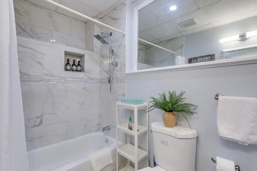 Un baño de Updated Stoughton Apartment with Shared Yard!