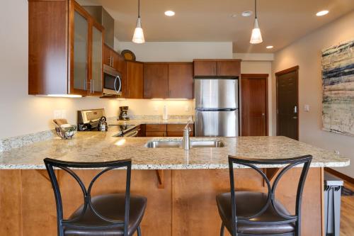 Una cocina o cocineta en Alluring Manson Lakeside Condo with Shared Pool!