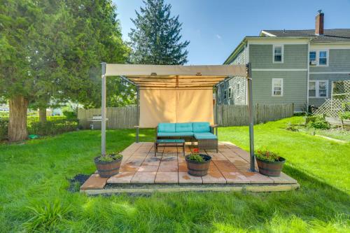 Updated Stoughton Apartment with Shared Yard!にある庭