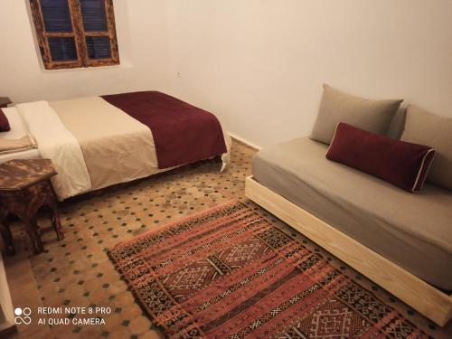 Una cama o camas en una habitación de Dar Janarose