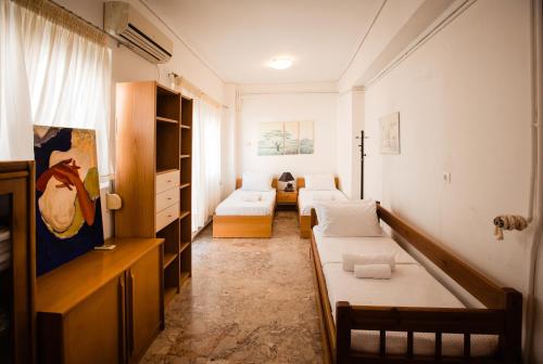 The Spacious Balcony Apartment - Just 2 Metro Stops to Acropolis