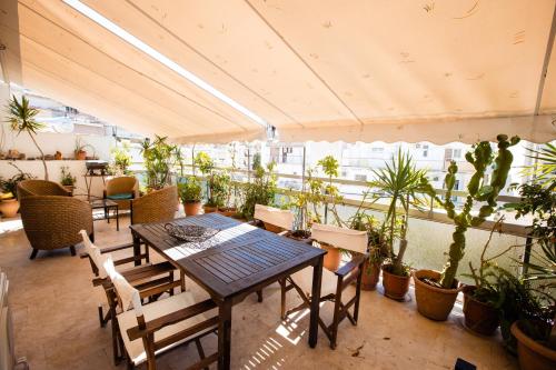 The Spacious Balcony Apartment - Just 2 Metro Stops to Acropolis