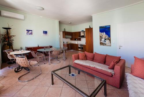 The Spacious Balcony Apartment - Just 2 Metro Stops to Acropolis