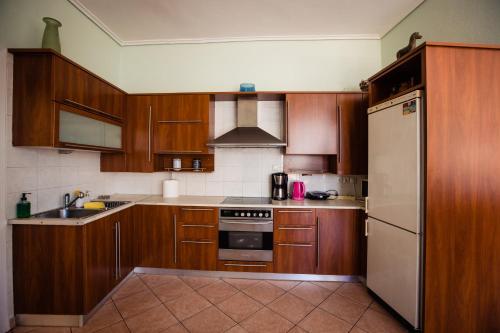 The Spacious Balcony Apartment - Just 2 Metro Stops to Acropolis