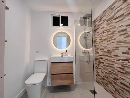 Ένα μπάνιο στο Seaview Modern Apartment in Downtown