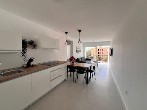 Seaview Modern Apartment in Downtown