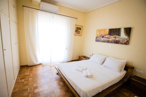The Spacious Balcony Apartment - Just 2 Metro Stops to Acropolis