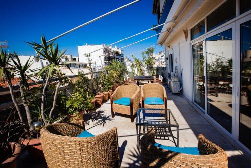 The Spacious Balcony Apartment - Just 2 Metro Stops to Acropolis