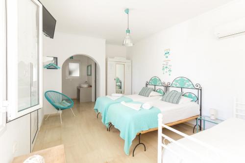 Una cama o camas en una habitación de Onira