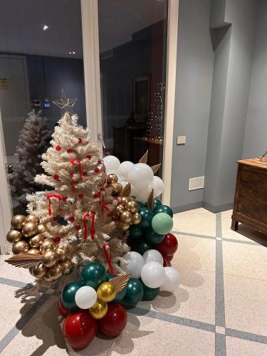 a christmas tree in a living room with balloons at Sala dell Estate Guest House in Secchia