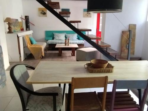 a living room with a table and chairs and a couch at CASA del PEZ céntrica para 5 huespedes in La Plata