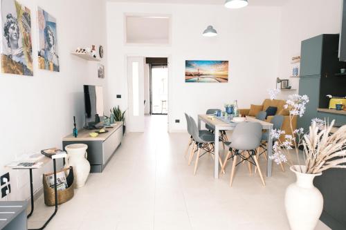 a living room with a table and a dining room at Domus Urbana - Guest House in Pompei