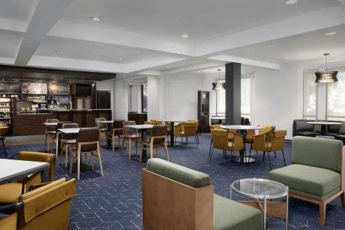 レイクランドにあるCourtyard by Marriott Lakelandのダイニングルーム(テーブル、椅子、テーブルトップ付)