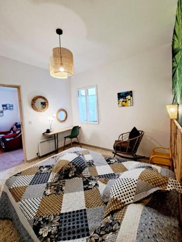 - une chambre avec une couette sur un lit dans l'établissement Cottage 46 m2 - 400m plage et piscine -, à Six-Fours-les-Plages