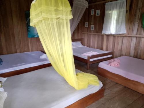 Cabañas Rusticas Cielo Roto, Río Celesteにあるベッド